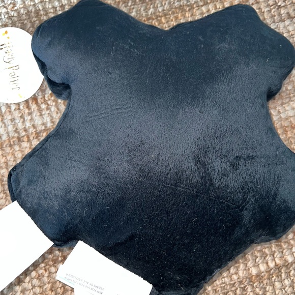 Representing all of Hogwarts Gryffindor Ravenclaw Slytherin Hufflepuff pillow - Picture 3 of 4